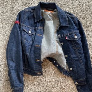 Women’s dark wash Levi’s denim jacket